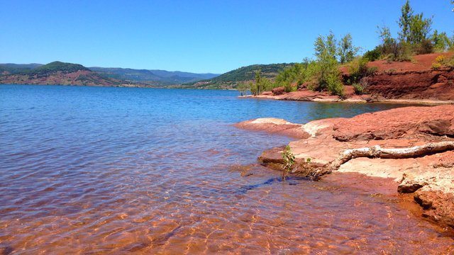 Quels-lieux-visiter-à-proximité-du-lac-de-Salagou